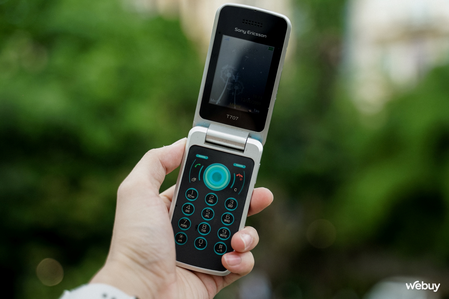 2023 rồi vẫn muốn dùng điện thoại cổ Sony Ericsson: Vui, lạ nhưng thiếu thốn, chỉ 1 ngày là phải bỏ - Ảnh 1.