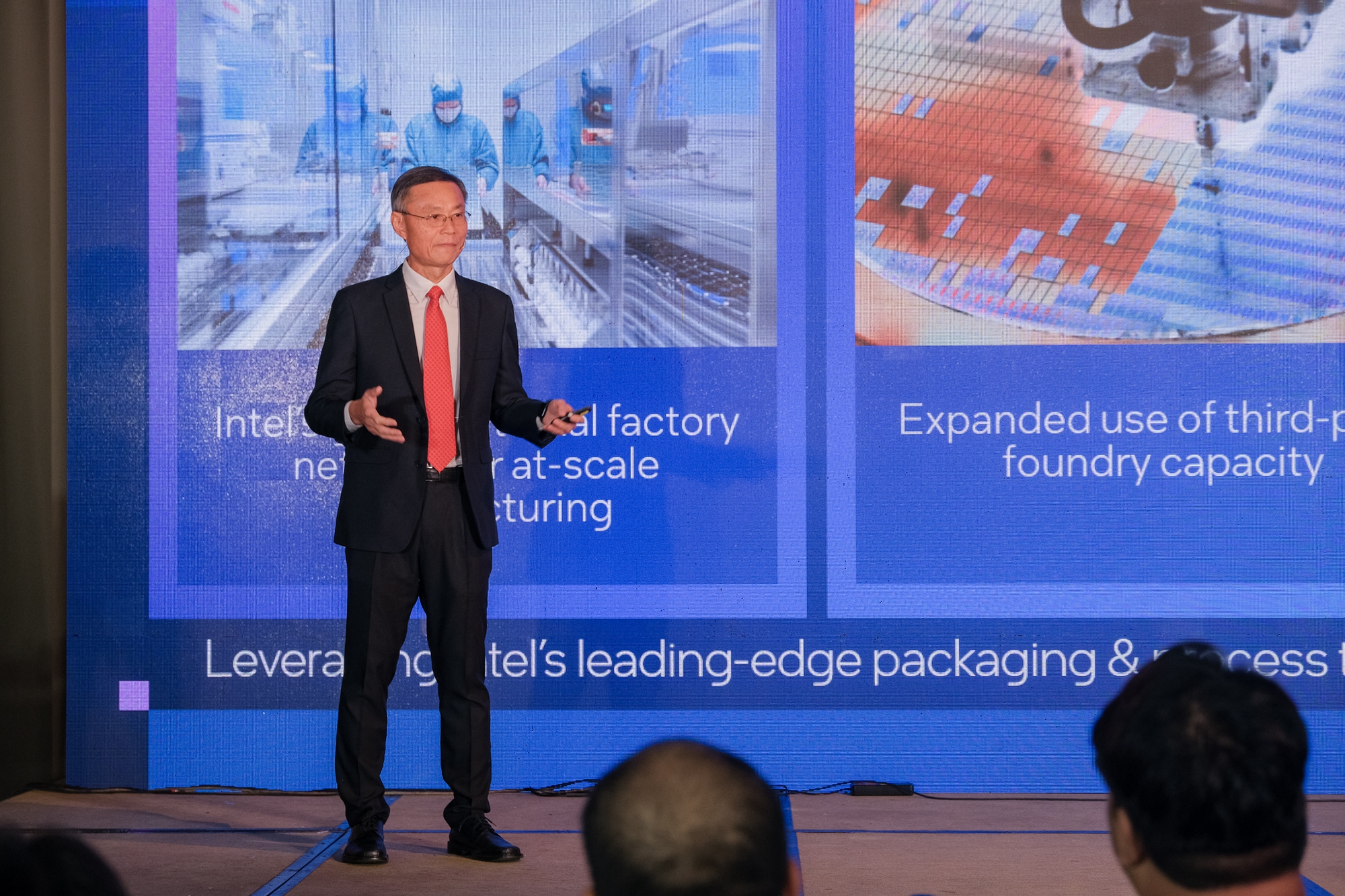 50 năm đột phá và sáng tạo của Intel để trở thành tập đoàn công nghệ hàng đầu Việt Nam - Ảnh 4.