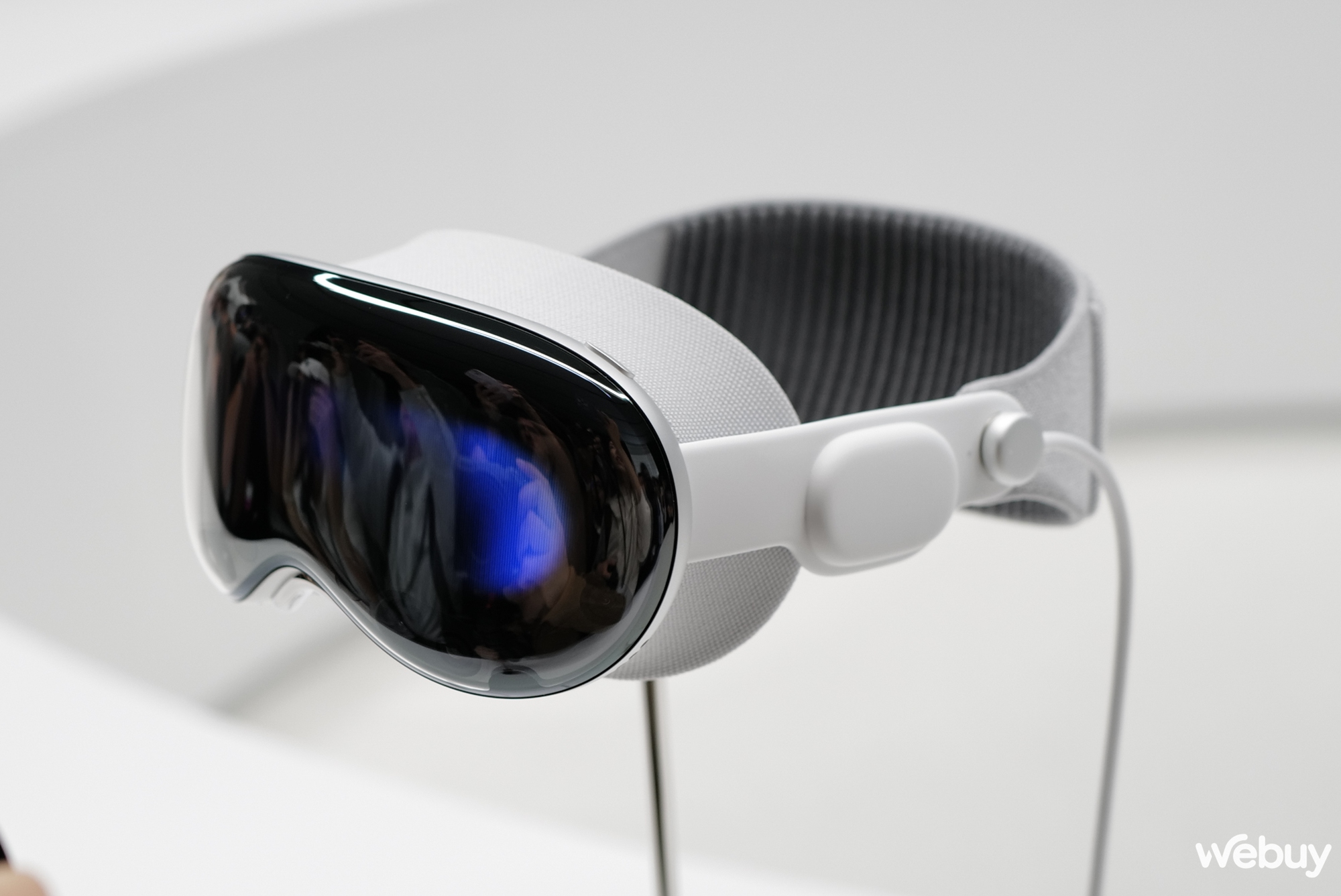 Cận cảnh kính thực tế tăng cường Apple Vision Pro giá 3.500 USD mới ra mắt - Ảnh 4.