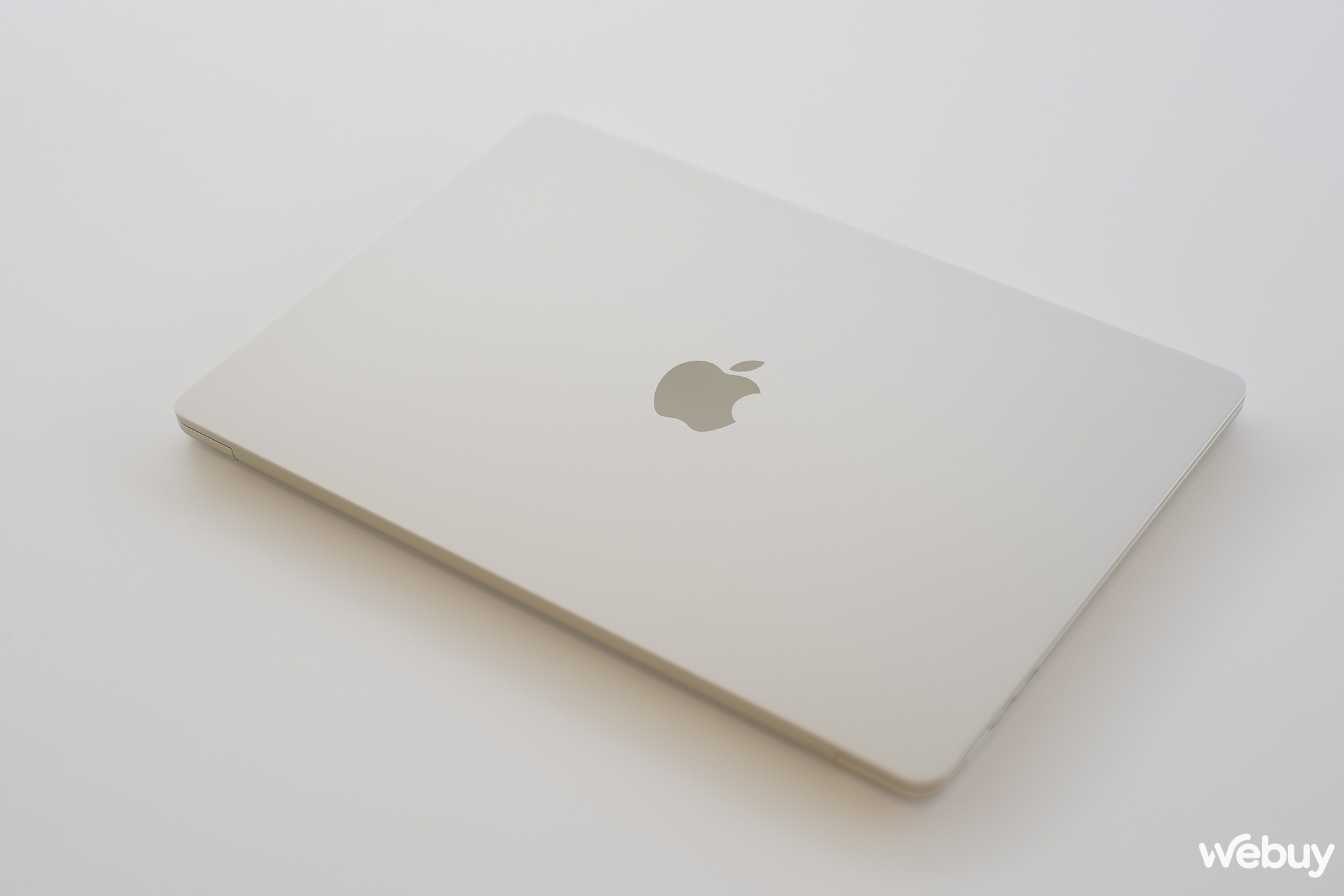 Ảnh thực tế chiếc MacBook 15 inch mỏng nhẹ nhất của Apple, giá chính hãng chỉ 32,99 triệu đồng - Ảnh 1.