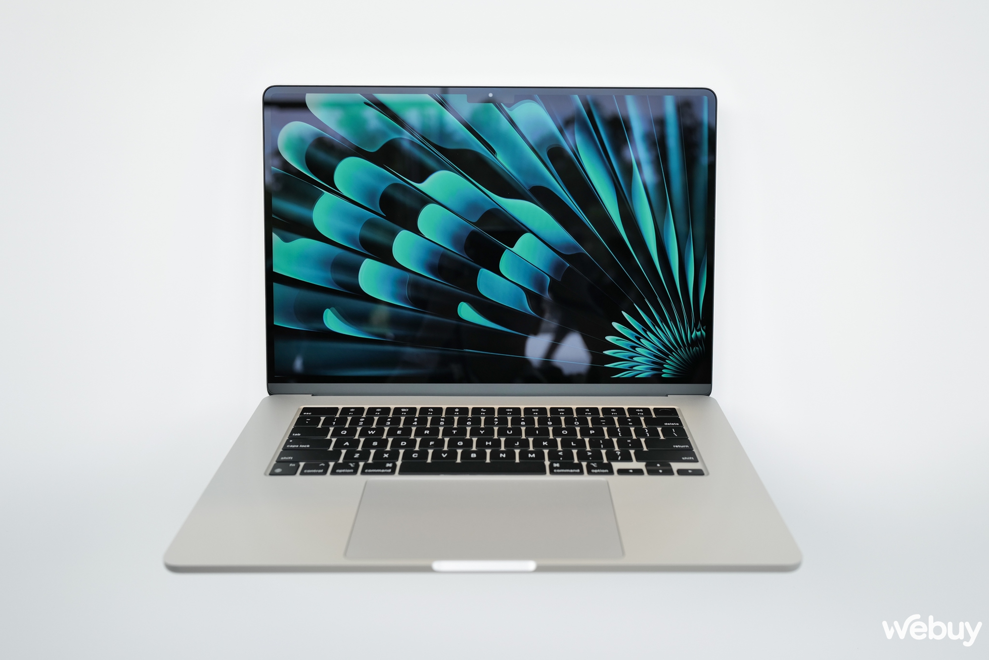 Ảnh thực tế chiếc MacBook 15 inch mỏng nhẹ nhất của Apple, giá chính hãng chỉ 32,99 triệu đồng - Ảnh 2.