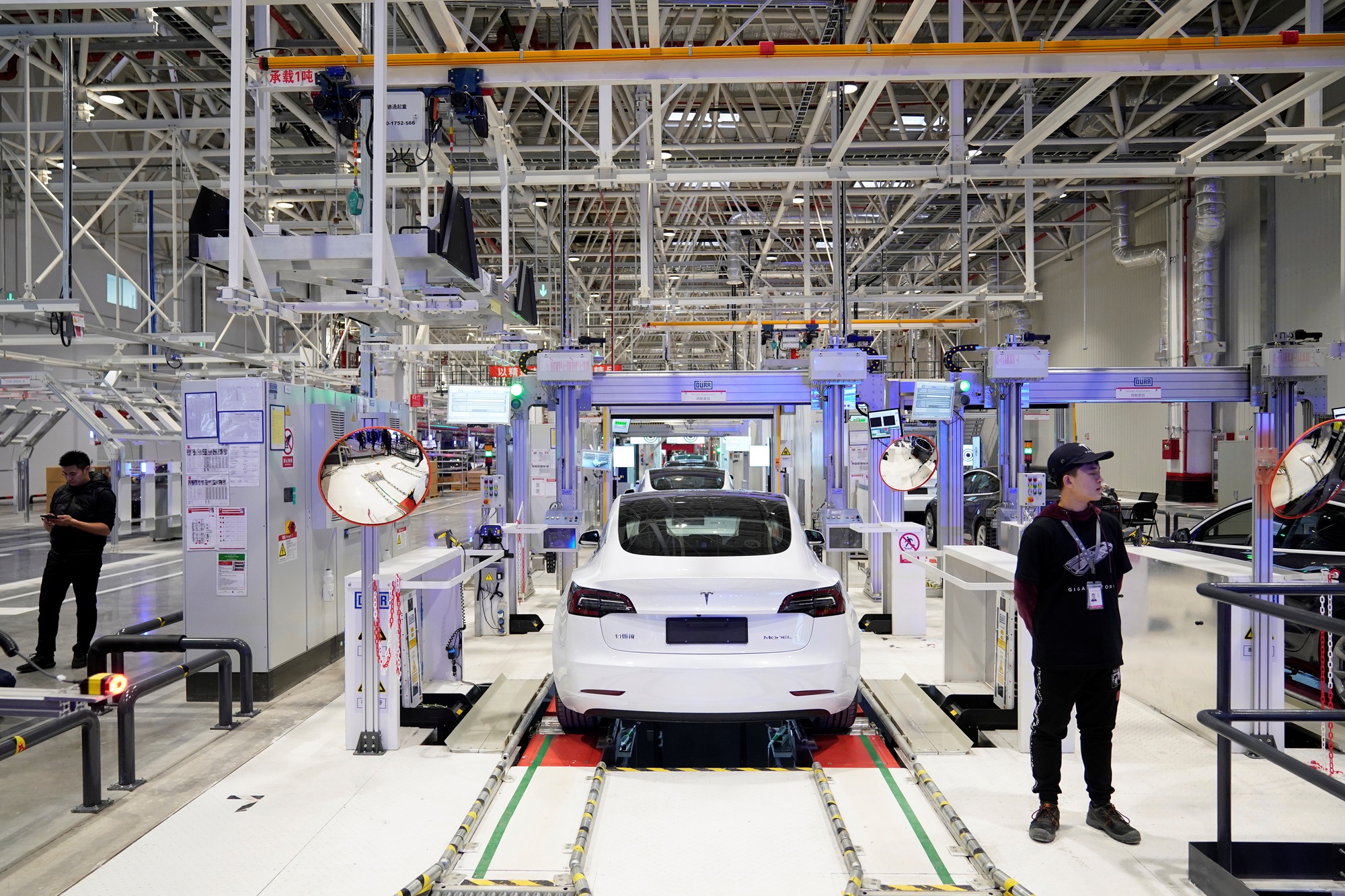 Sau gây hấn cả ngành xe Trung Quốc khiến 2 start-up suýt đổ sụp, vì đâu Tesla bất ngờ quay xe? - Ảnh 3.