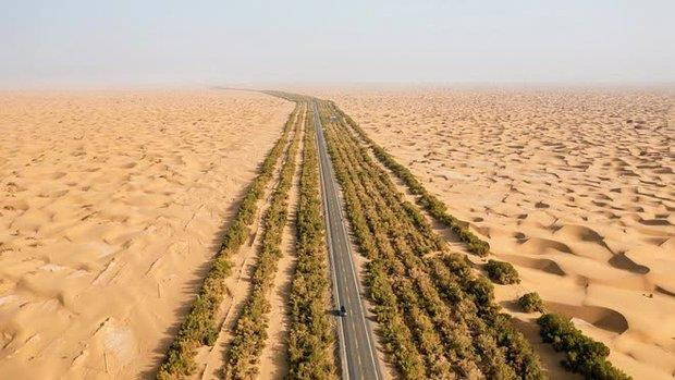 Bí ẩn đằng sau công trình cao tốc xuyên sa mạc dài nhất thế giới, dọc theo khu vực cực giàu tài nguyên dầu khí của Trung Quốc - Ảnh 1.
