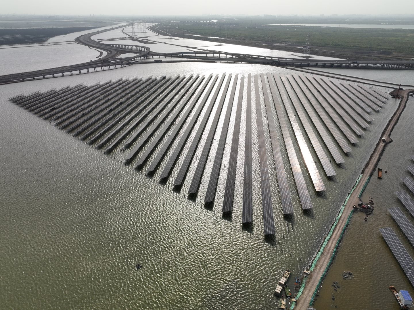 Nhà máy điện có '1-0-2' của Trung Quốc chính thức vận hành: Vừa tạo ra cả tỷ kWh điện vừa sản xuất muối và nuôi tôm, rộng bằng 1.800 sân bóng đá - Ảnh 1.