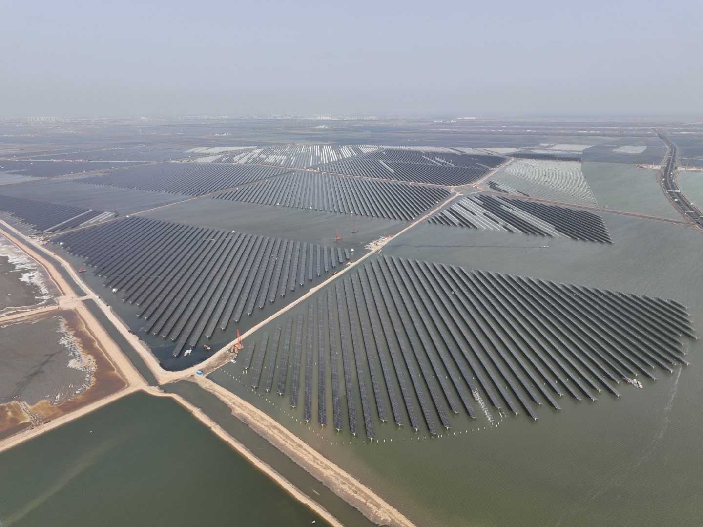 Nhà máy điện có '1-0-2' của Trung Quốc chính thức vận hành: Vừa tạo ra cả tỷ kWh điện vừa sản xuất muối và nuôi tôm, rộng bằng 1.800 sân bóng đá - Ảnh 2.
