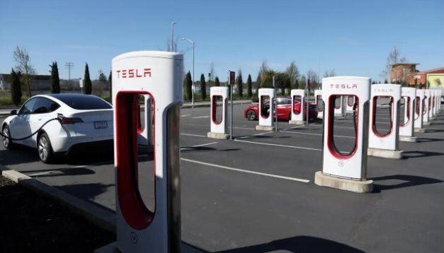 Vừa thoát ế ẩm do mạnh tay giảm giá xe điện, Tesla lại đối mặt với mối nguy mới từ chính việc giảm giá xe - Ảnh 1.