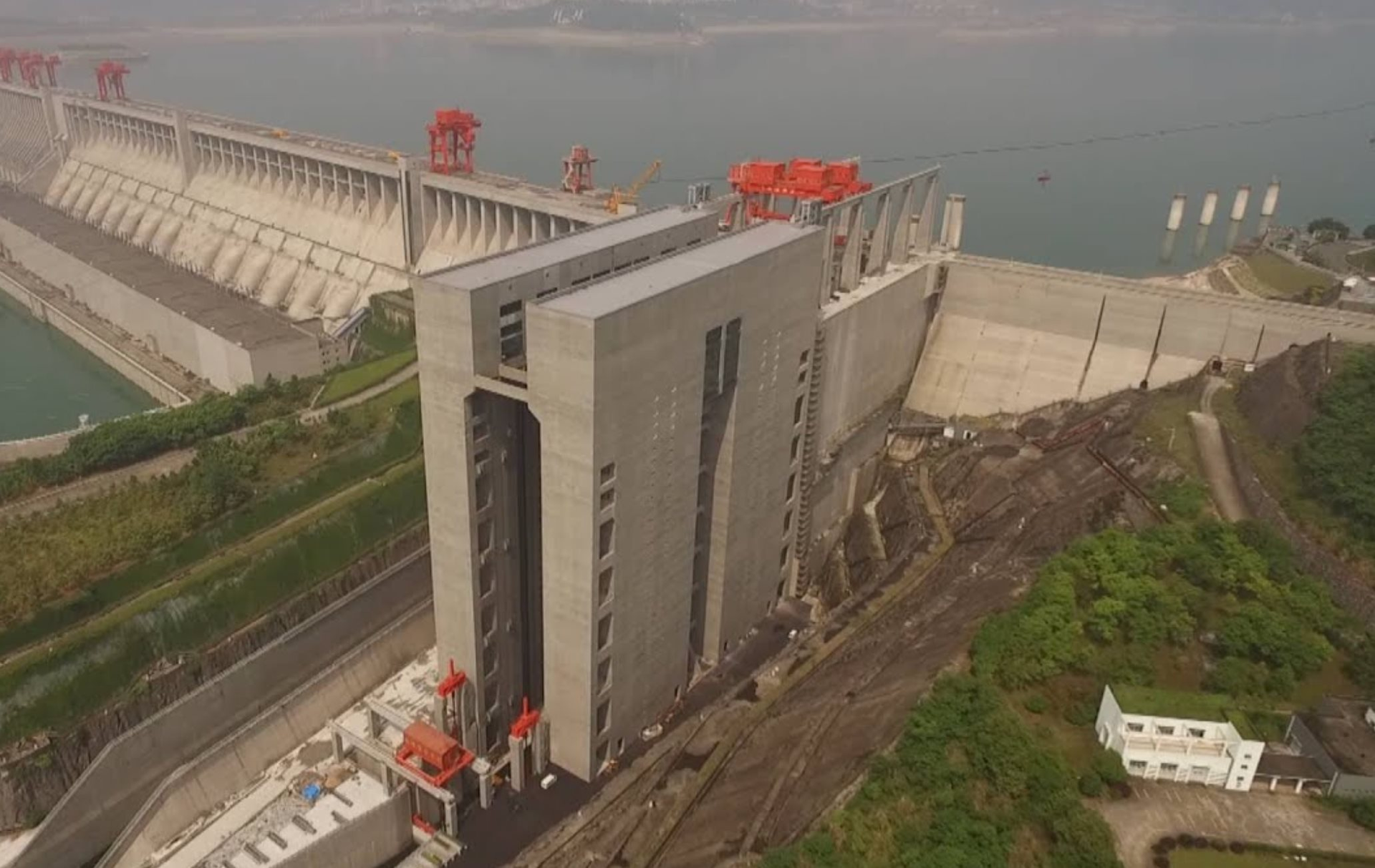 Trung Quốc sở hữu 'cỗ máy chiến thần' khủng nhất thế giới: Không khác gì toà nhà khổng lồ, nâng tàu 3.000 tấn lên cao 113 m 'ngon ơ' trong 40 phút - Ảnh 1.