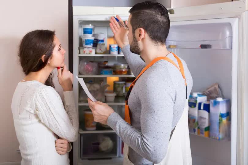 4 sai lầm bạn đang mắc phải có thể phá hỏng tủ lạnh trong những tháng hè nóng bức - Ảnh 1.