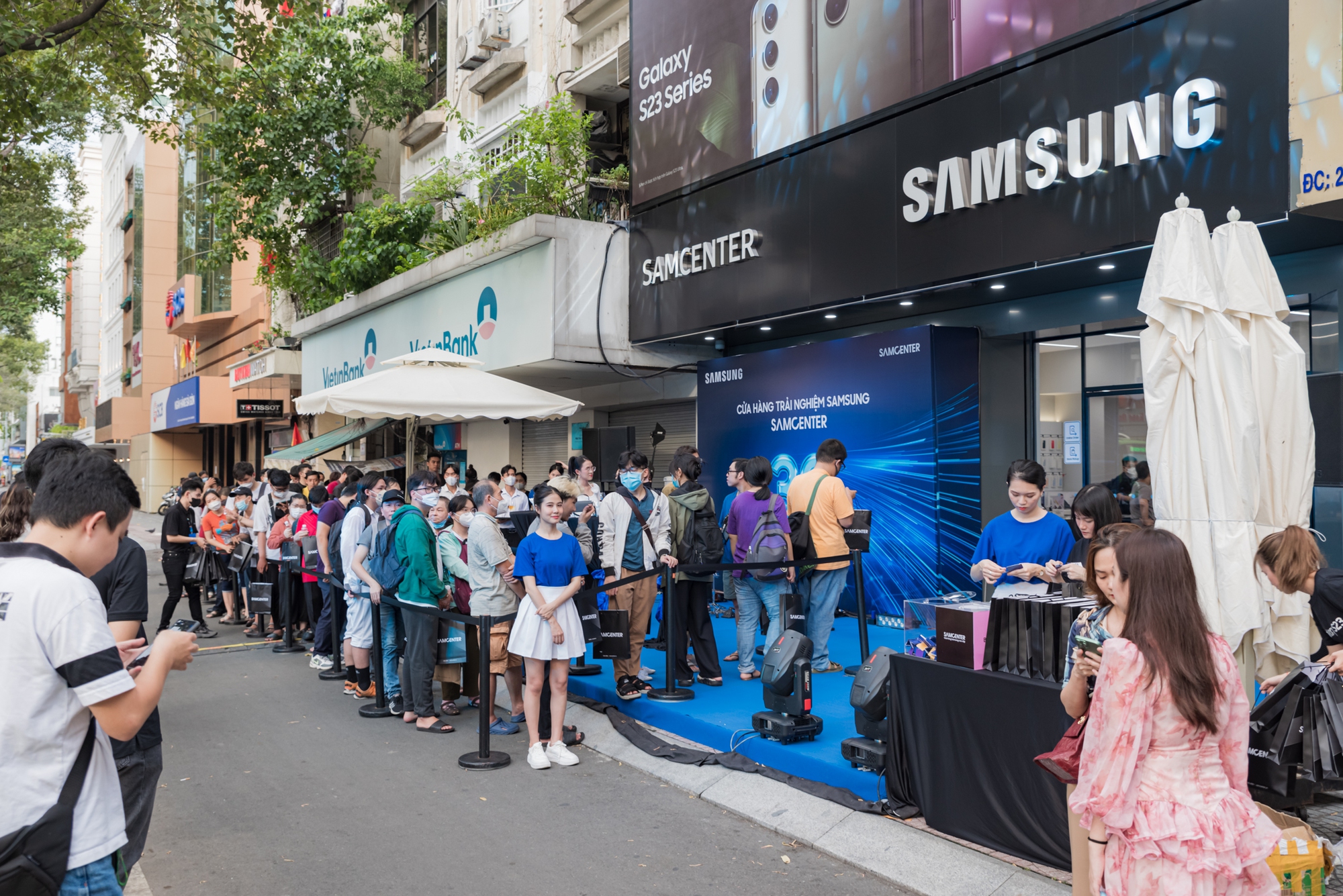 Không khí náo nhiệt trong ngày khai trương cửa hàng trải nghiệm Samsung SamCenter thứ 30 - Ảnh 1.