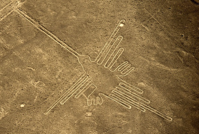 Dùng AI phân tích ảnh chụp từ trên cao, phát hiện một loạt hình vẽ khổng lồ bí ẩn nằm ngay giữa sa mạc ở Peru - Ảnh 1.