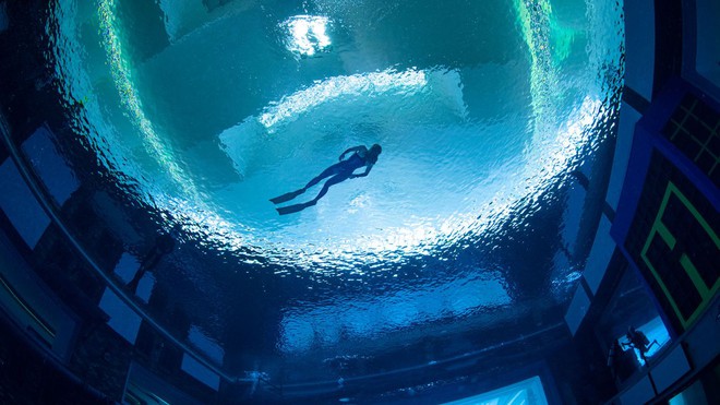 Bí ẩn về bể bơi sâu nhất thế giới được chứng nhận Kỷ lục Guinness: Nơi du khách tổ chức tiệc sinh nhật, thậm chí đua xe mà không lo bị ngạt nước - Ảnh 2.
