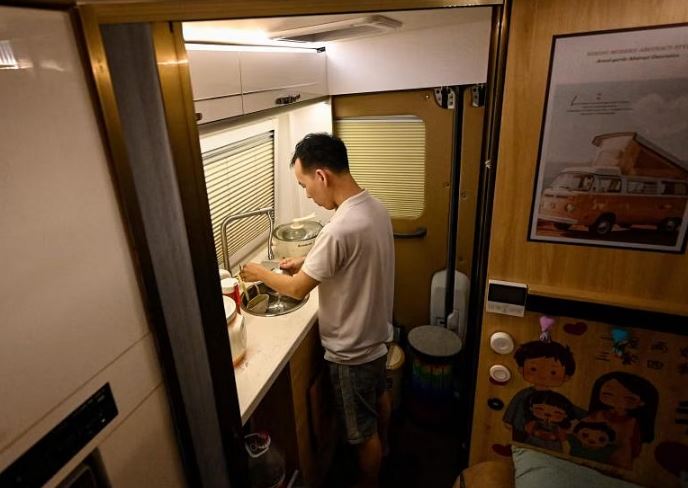 Giá nhà đắt đỏ, giới trẻ Trung Quốc chọn sống trong ‘nhà xe’ - Ảnh 5.