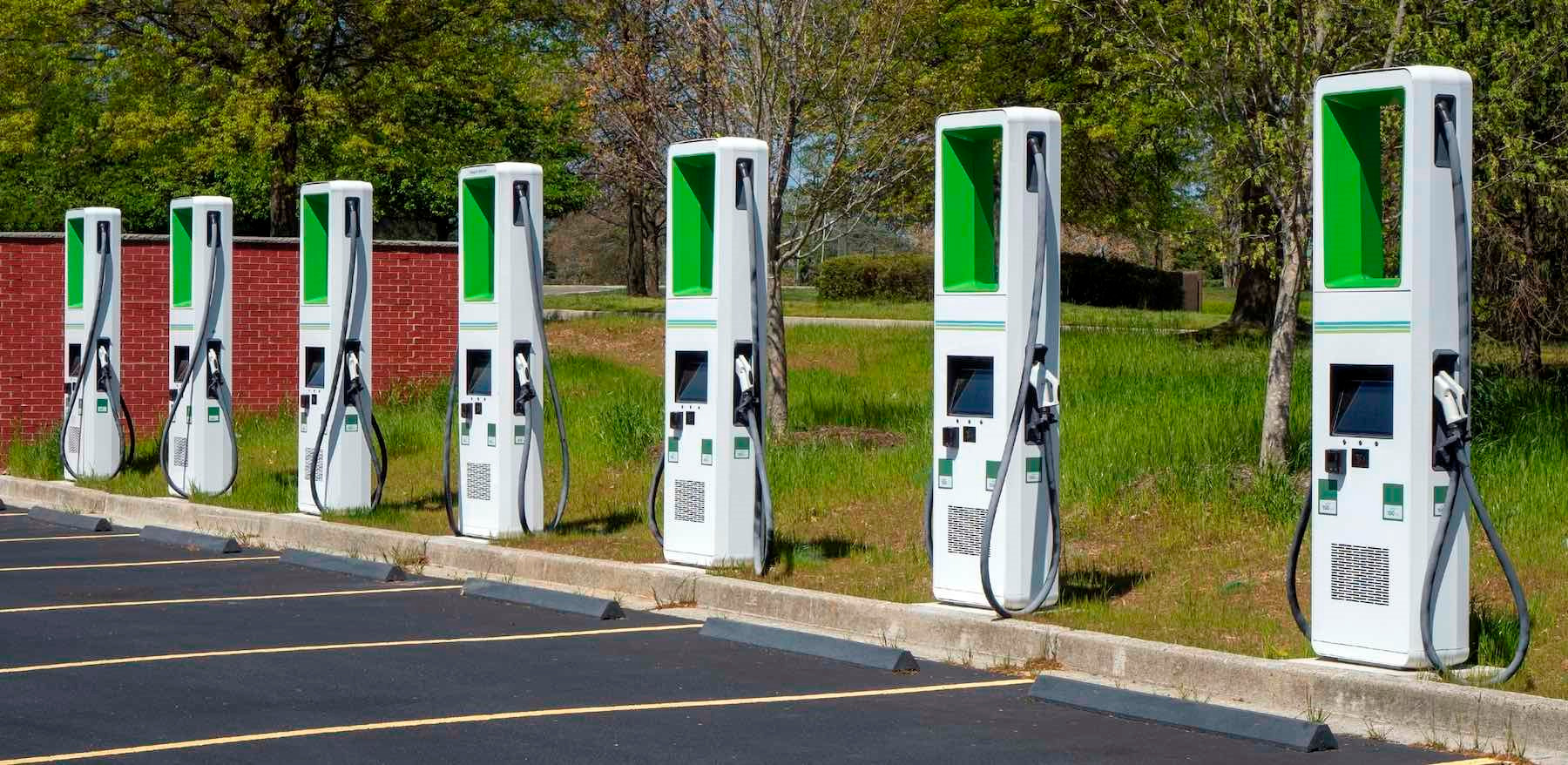 Lo sợ một ngày hệ thống trạm sạc Tesla thống trị nước Mỹ, 7 nhà sản xuất ô tô liền lập liên doanh cung cấp dịch vụ sạc xe điện - liệu VinFast có gia nhập? - Ảnh 1.