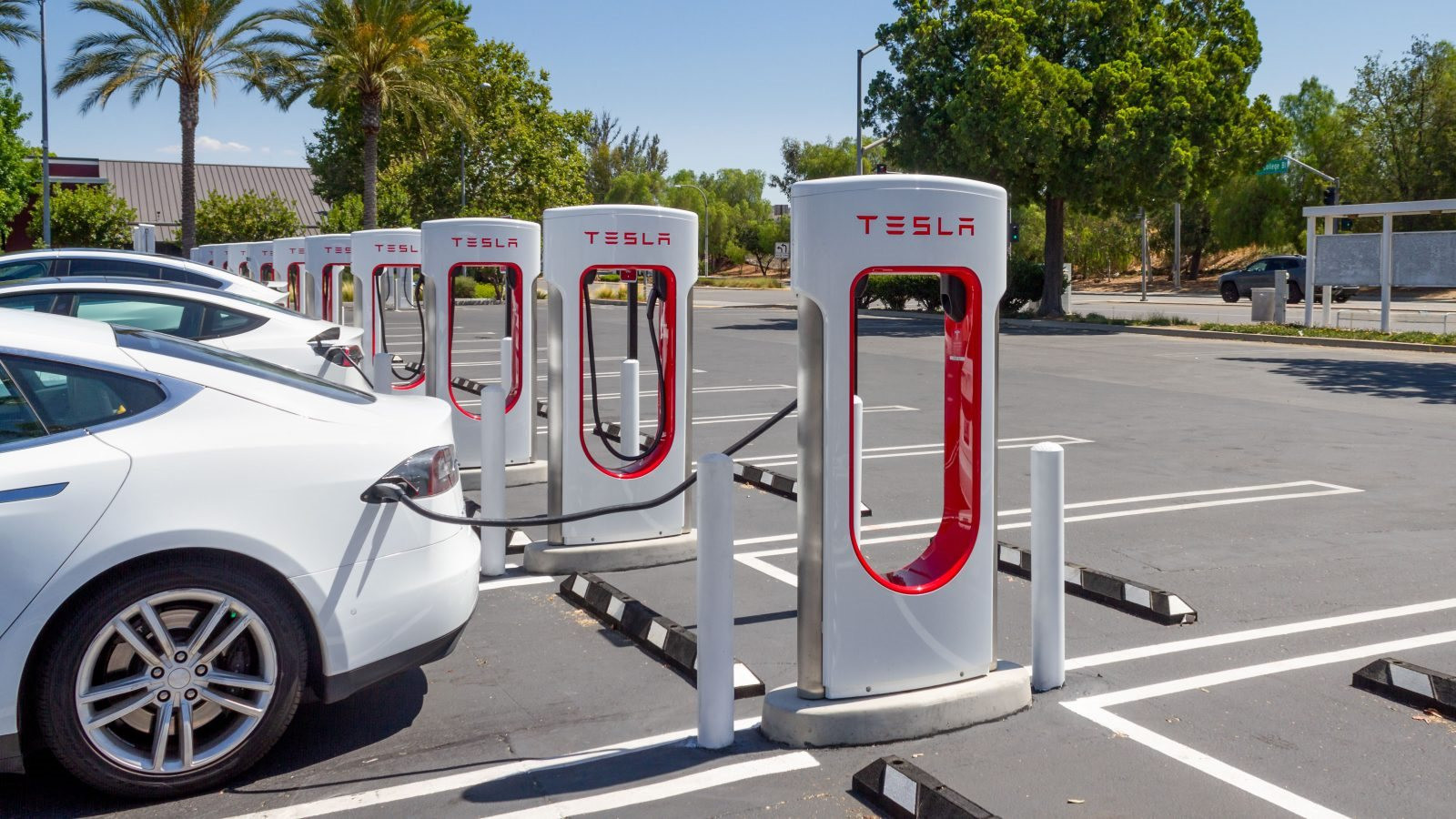 Lo sợ một ngày hệ thống trạm sạc Tesla thống trị nước Mỹ, 7 nhà sản xuất ô tô liền lập liên doanh cung cấp dịch vụ sạc xe điện - liệu VinFast có gia nhập? - Ảnh 2.