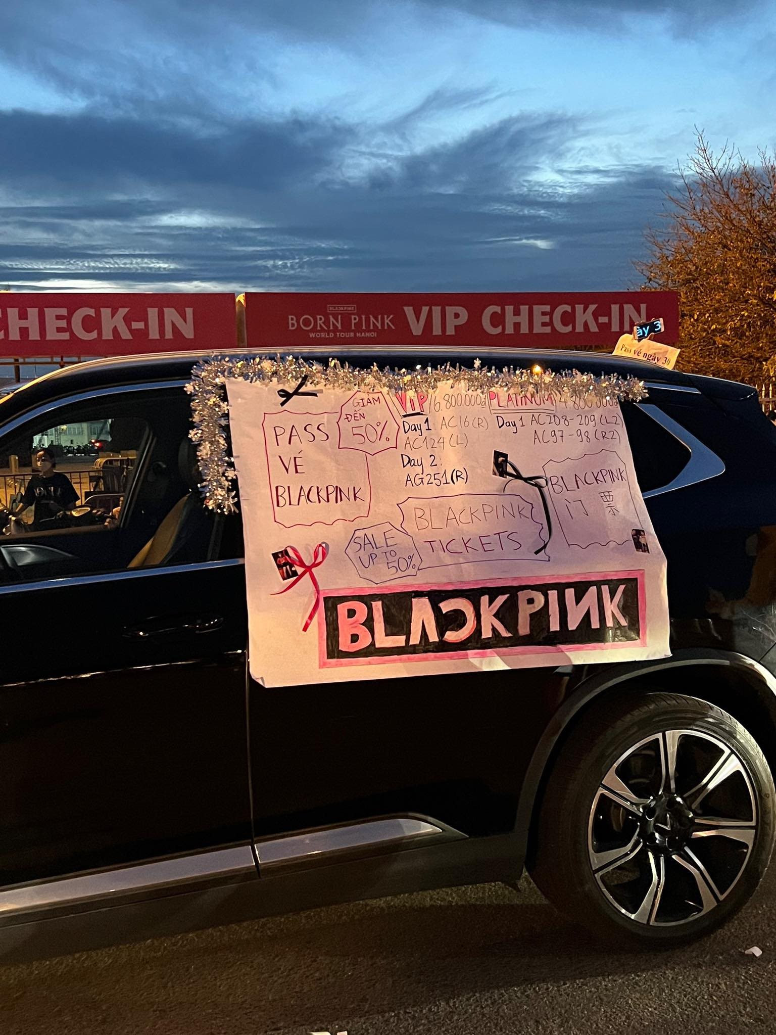 SVĐ Mỹ Đình tối “30 Tết”: Giá vé concert BlackPink giảm sập sàn, người bán chấp nhận lỗ hơn 50%, tặng kèm quà nhưng vẫn đỏ mắt tìm khách - Ảnh 1.