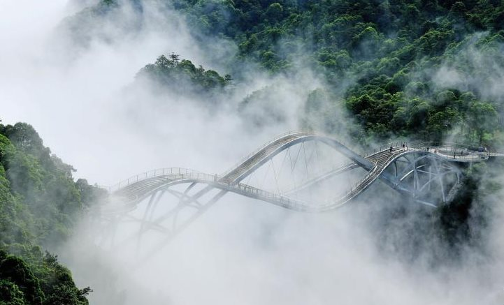 Trung Quốc xây dựng công trình ‘lơ lửng giữa mây’ khiến thế giới ngỡ ngàng: Uốn lượn như sóng giữa 2 vách núi, dài tới 100 mét, ‘độc lạ’ đến mức nhiều người không tin là có thật - Ảnh 3.