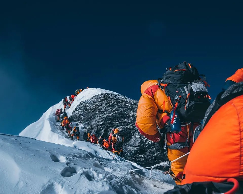Vì sao những người bỏ mạng trên đỉnh Everest sẽ phải nằm tại đó mãi mãi? - Ảnh 3.