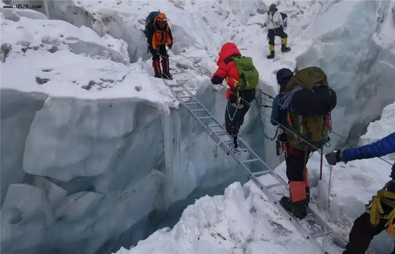 Vì sao những người bỏ mạng trên đỉnh Everest sẽ phải nằm tại đó mãi mãi? - Ảnh 4.