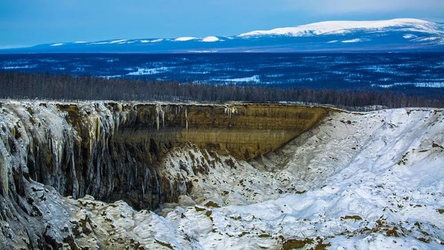 Tiết lộ cảnh quay 'cổng vào thế giới ngầm' đang phát triển của Siberia - Ảnh 1.