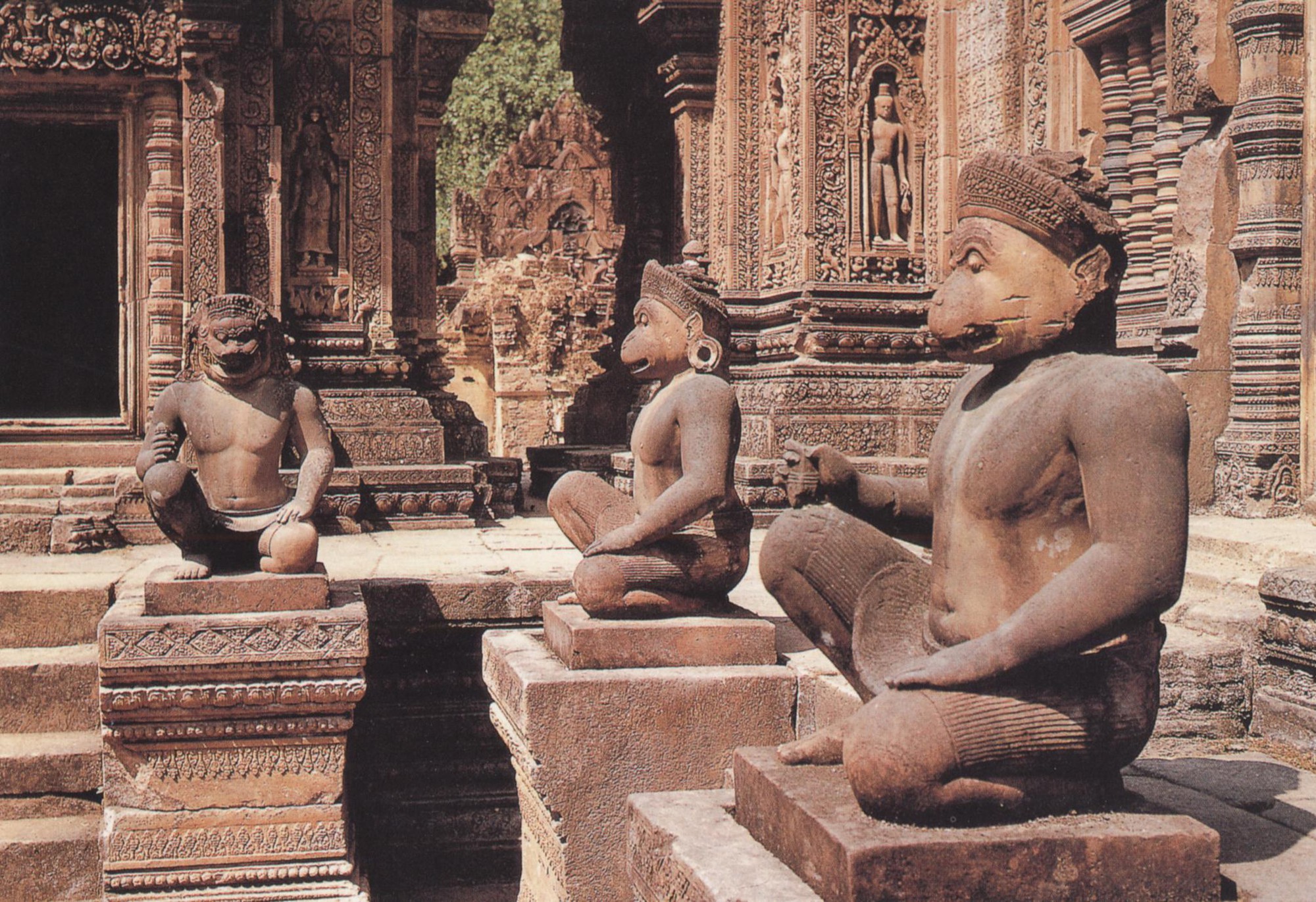 Được xây dựng vào đầu thế kỷ 12, Angkor Wat là một trong những di tích tôn giáo lớn nhất thế giới, thu hút hơn 2 triệu lượt khách du lịch tới thăm mỗi năm
