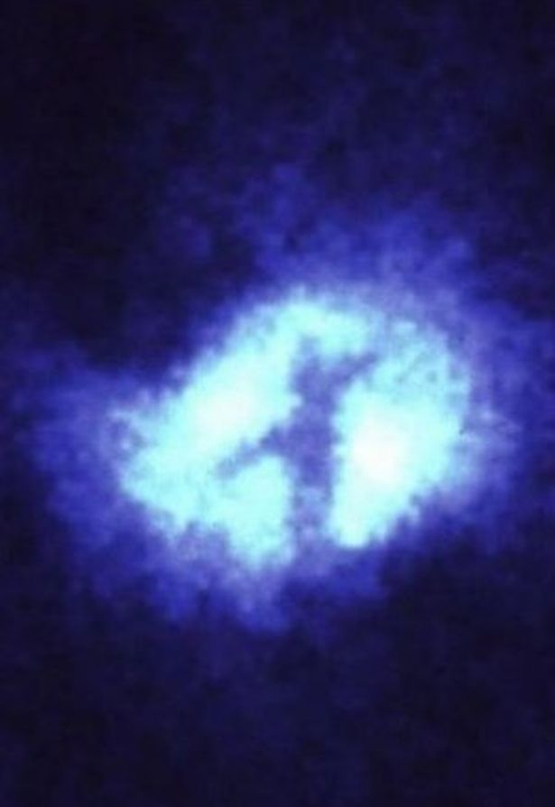 Bức ảnh được chụp bởi Kính viễn vọng Không gian Hubble của NASA, cho thấy một cấu trúc hình chữ thập trong không gian sâu thẳm trông giống như một cây thánh giá. Theo hubblesite.org, nơi công bố hình ảnh đầu tiên, hình chữ thập là do “sự hấp thụ của bụi và đánh dấu vị trí chính xác của một lỗ đen” hình thành.
