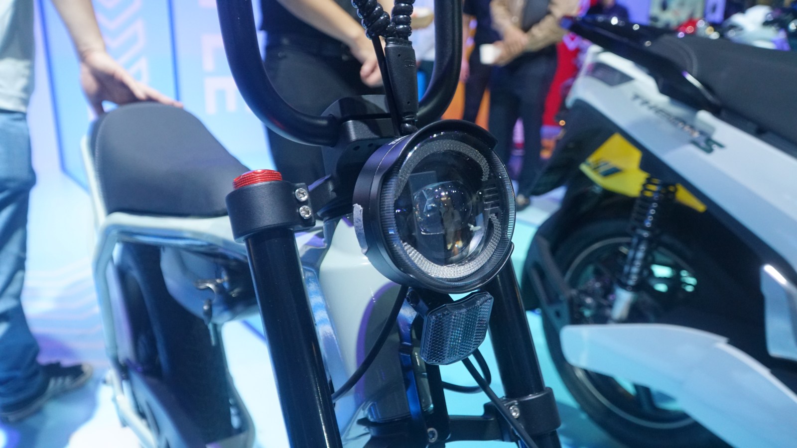 VinFast lần đầu ra mắt xe đạp điện: Dáng xe máy, tốc độ 32 km/h, pin có thể tháo rời - Ảnh 2.