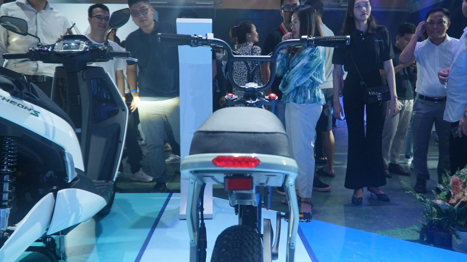 VinFast lần đầu ra mắt xe đạp điện: Dáng xe máy, tốc độ 32 km/h, pin có thể tháo rời - Ảnh 5.