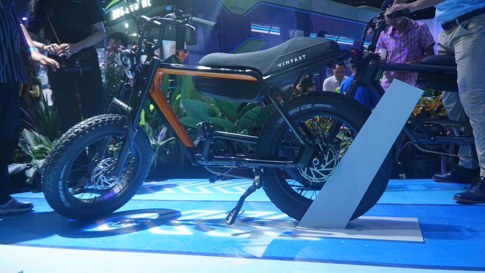 VinFast lần đầu ra mắt xe đạp điện: Dáng xe máy, tốc độ 32 km/h, pin có thể tháo rời - Ảnh 7.