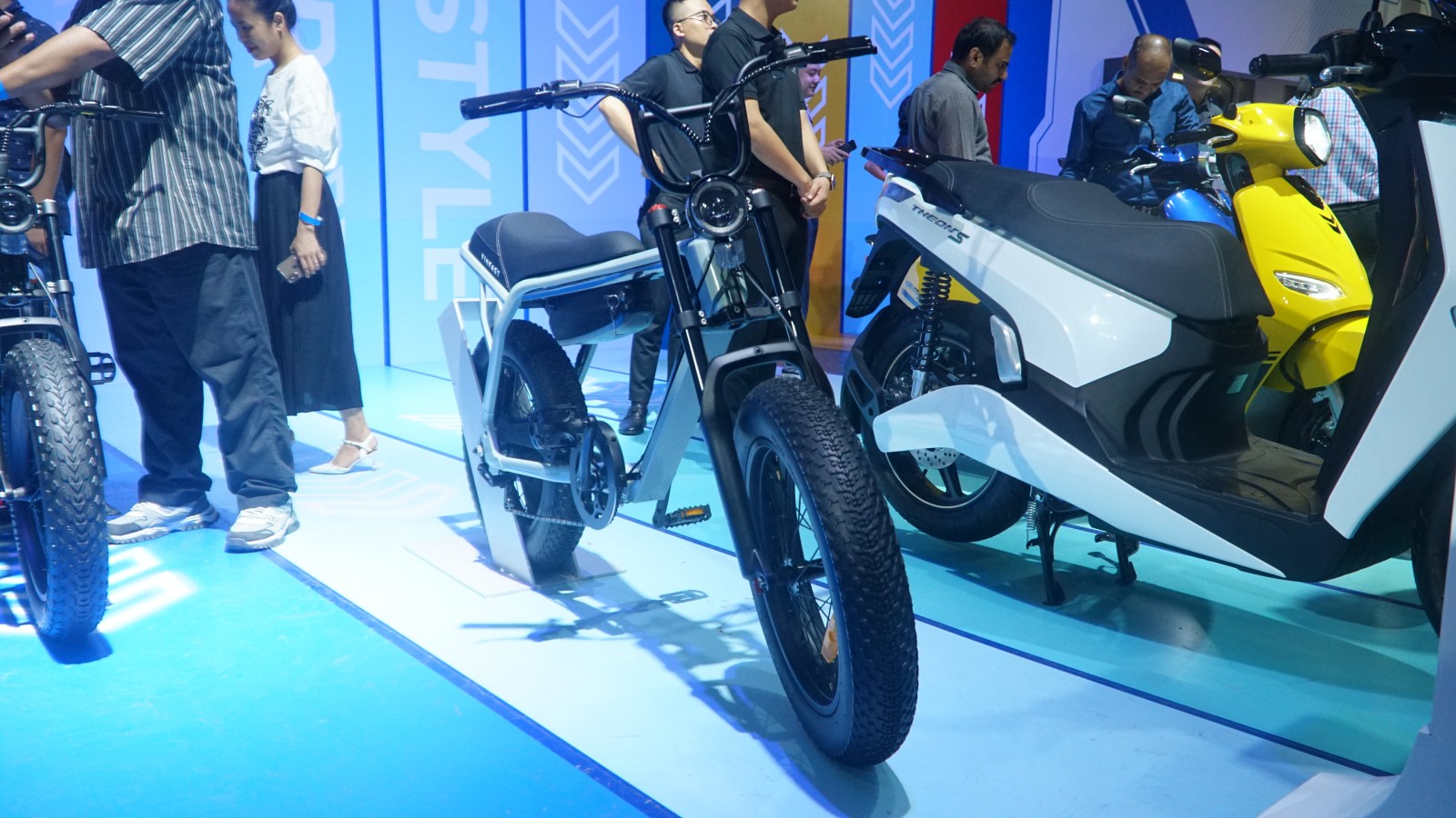 VinFast lần đầu ra mắt xe đạp điện: Dáng xe máy, tốc độ 32 km/h, pin có thể tháo rời - Ảnh 8.