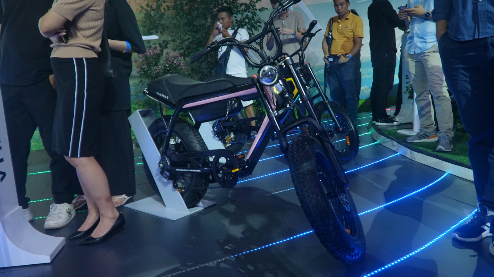 VinFast lần đầu ra mắt xe đạp điện: Dáng xe máy, tốc độ 32 km/h, pin có thể tháo rời - Ảnh 10.