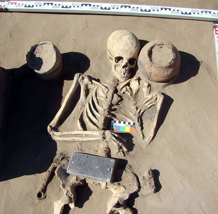 Khai quật mộ cổ gần 2.200 năm tuổi, chuyên gia bất ngờ tìm thấy điện thoại iPhone - Ảnh 3.