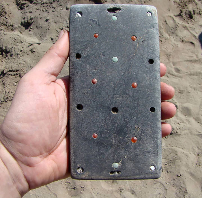 Khai quật mộ cổ gần 2.200 năm tuổi, chuyên gia bất ngờ tìm thấy điện thoại iPhone - Ảnh 1.
