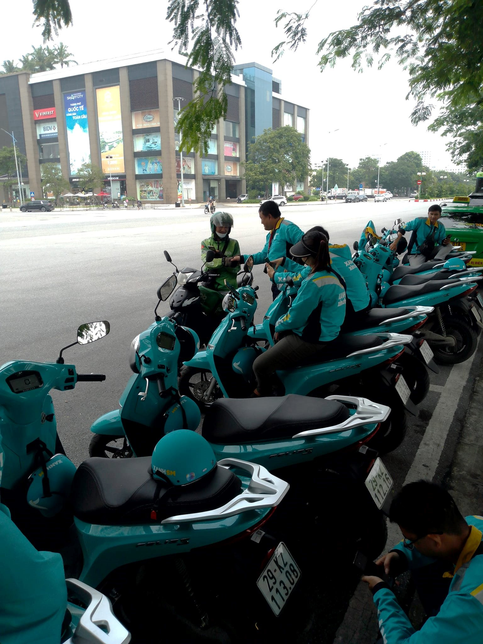 Bắt gặp &quot;xe ôm điện&quot; của tỷ phú Phạm Nhật Vượng trên đường phố Hà Nội: Dùng xe máy điện 50 triệu đồng chở khách, chiết khấu thấp - Ảnh 1.
