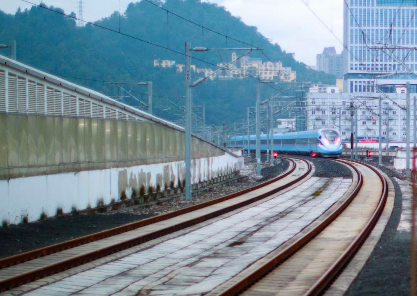 Trung Quốc khiến thế giới kinh ngạc với tuyến đường sắt cao tốc xuyên núi, vượt đèo: Đi 'như bay' với 350 km/h, tổng cộng 62 đường hầm và 86 cây cầu nhưng chỉ mất 6 năm để hoàn thiện - Ảnh 1.
