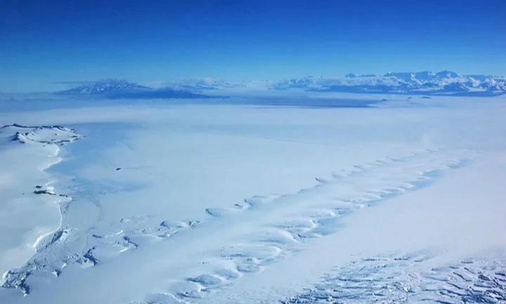 Dấu vết khổng lồ bị nghi ngờ là của vụ tai nạn tàu vũ trụ ở Nam Cực thực chất là gì? - Ảnh 2.