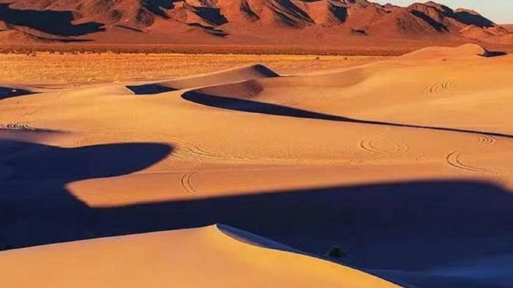 Có gì dưới lớp cát dày của sa mạc Sahara? - Ảnh 1.