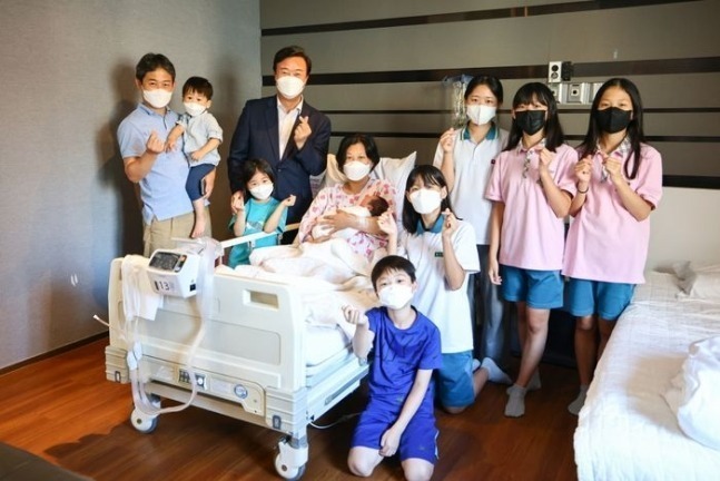 Bà mẹ U40 Hàn Quốc gây sốt khi hạ sinh con thứ 9, thị trưởng thành phố đích thân đến chúc mừng - Ảnh 2.