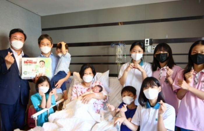 Bà mẹ U40 Hàn Quốc gây sốt khi hạ sinh con thứ 9, thị trưởng thành phố đích thân đến chúc mừng - Ảnh 3.