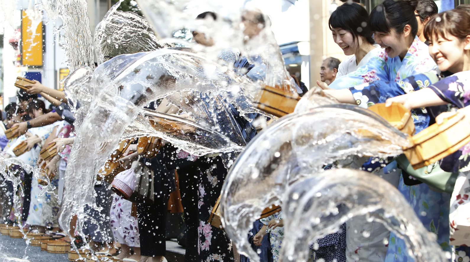 Biện pháp tránh nóng độc lạ của người Nhật: Từ ăn cay, té nước cho tới mặc đồ rộng thùng thình - Ảnh 2.