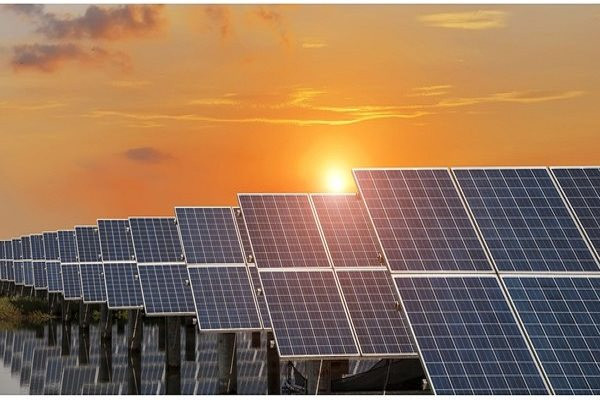 Độc lạ trang trại điện mặt trời nằm ngay trên bãi rác: Không sợ ‘bốc mùi’, rộng hơn 28 sân bóng đá, sản xuất đủ điện cho gần 20.000 hộ ở thành phố lớn - Ảnh 1.