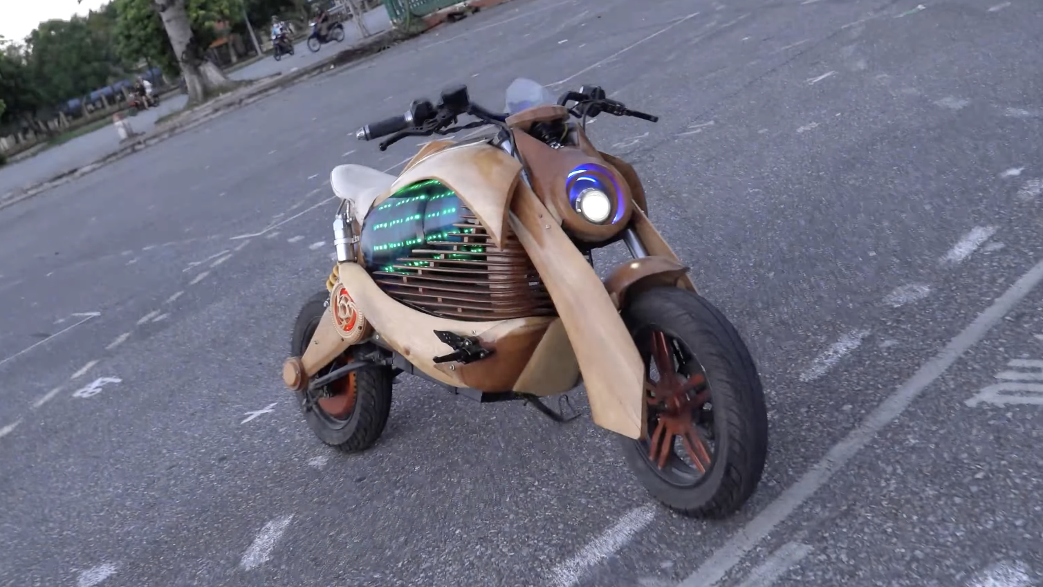 Chán làm siêu xe, thợ mộc Việt quay sang làm mô tô concept: Kiểu dáng giống KTM, khung xe làm từ xe đạp điện cũ - Ảnh 1.