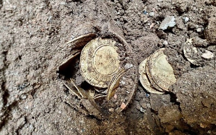Tìm chìa khoá bị rơi, người đàn ông 'đụng trúng' 14 đồng tiền cổ giá trị ở vườn nhà - Ảnh 1.