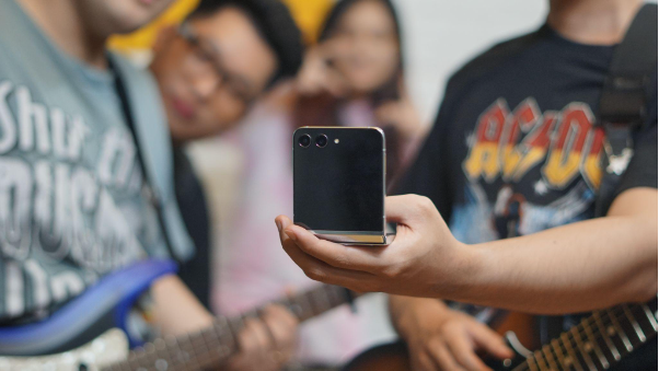 Galaxy Z Flip5 hòa mình vào dòng chảy âm nhạc Indie cùng các bạn trẻ cá tính - Ảnh 7.