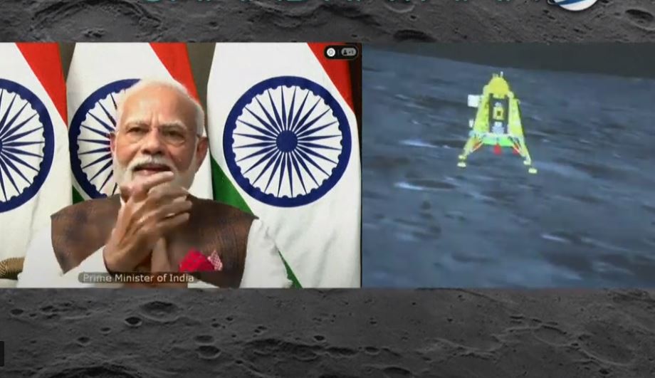 Ấn Độ ‘vỡ oà’ trong niềm vui khi tàu vũ trụ hạ cánh thành công lên Mặt Trăng - Ảnh 1.