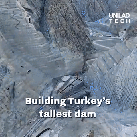 Toàn cảnh xây dựng đập thủy điện cao nhất Thổ Nhĩ Kỳ qua video 40 giây: 5 triệu m3 bê tông, đủ điện cho 2,5 triệu người dùng - Ảnh 1.