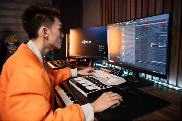 Rapper tiên cá Liu Grace mê chất âm dáng ngầu màu sang - Ảnh 1.