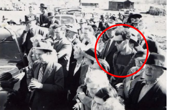Bí ẩn về người &quot;du hành thời gian&quot; trong bức ảnh 82 năm trước, chuyên gia giải mã sự thật bất ngờ - Ảnh 1.