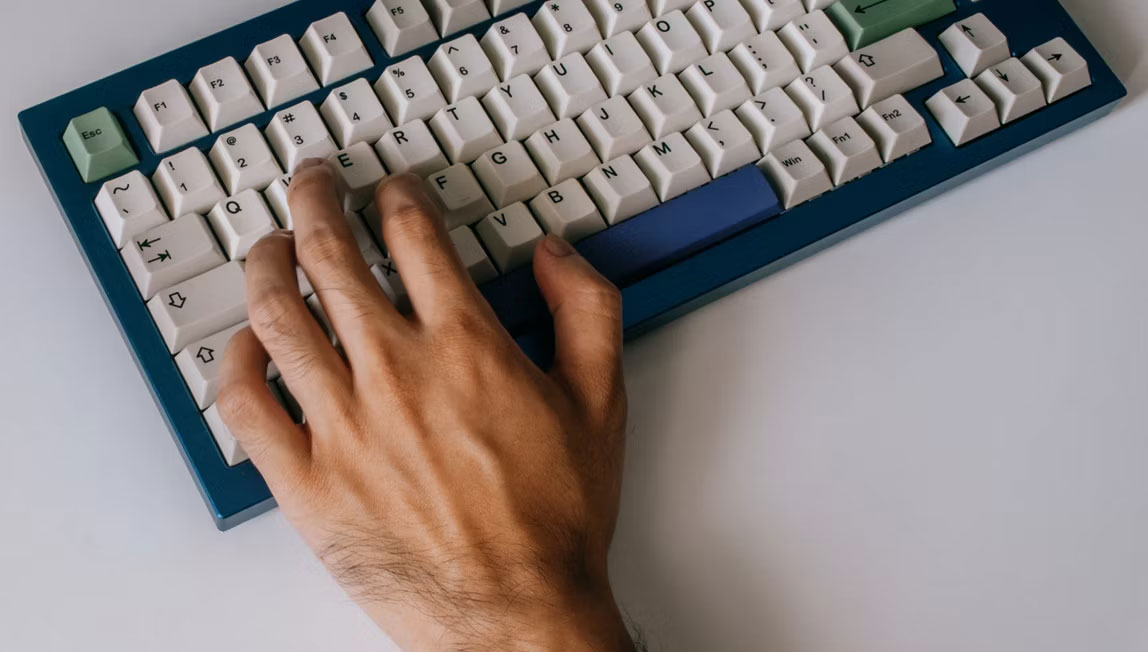 3 cách giảm đau tay khi làm việc lâu trên máy vi tính - Ảnh 2.