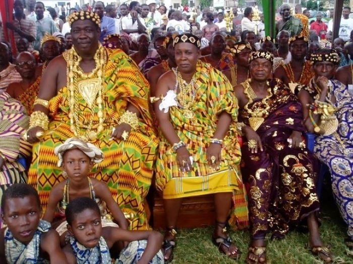Bộ tộc giàu có nhất châu Phi: Tù trưởng có thể lấy 80 vợ, móng tay người dân dát đầy vàng - Ảnh 2.