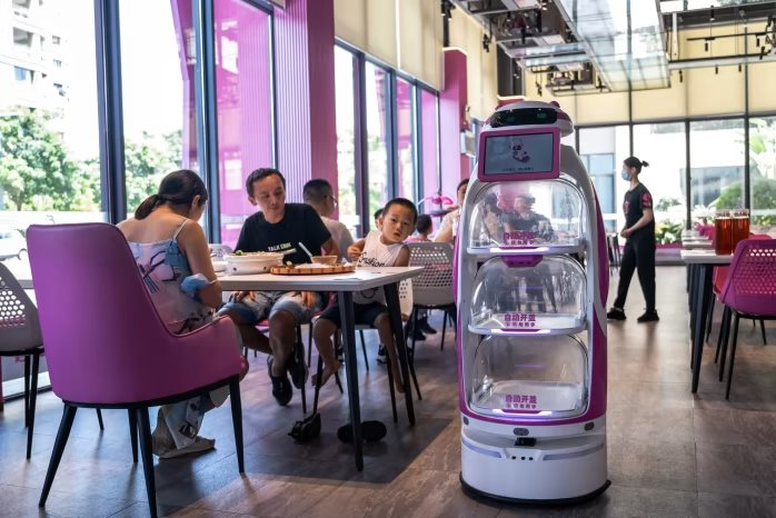 Robot Trung Quốc 'xâm chiếm' các nhà hàng Hàn Quốc, thổi bùng cơn giận dữ và sự lo sợ của người lao động - Ảnh 1.